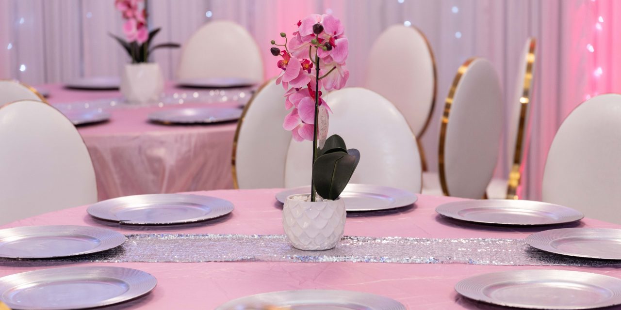 Cómo Embellecer la Mesa Principal de tu Quinceañera
