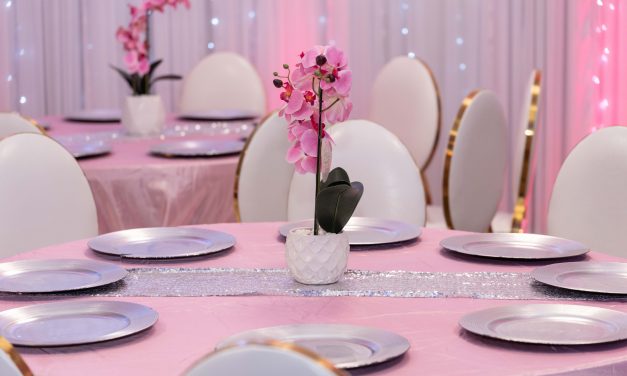 Cómo Embellecer la Mesa Principal de tu Quinceañera